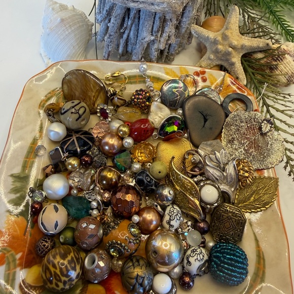 Assorted Bead Soup 🥣 Can You Find the Vintage Gold Lion 🦁 Earring? - Picture 14 of 14